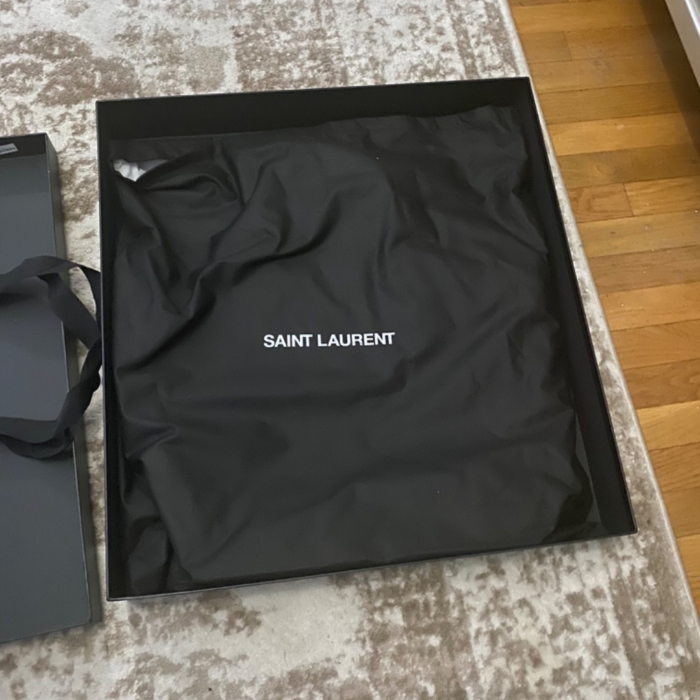 Yves Saint Laurent YSL authentic New ICARE Maxi - Picture 4 of 8